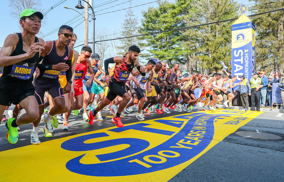 Det er noe helt eget å legge på sprang fra den velkjente startstreken i Hopkinton for så skulle løpe de 42,2 kilometerne til mål i Boston. (Foto: Boston Athletic Association) Det er noe helt eget å legge på sprang fra den velkjente startstreken i Hopkinton for så skulle løpe de 42,2 kilometerne til mål i Boston. (Foto: Boston Athletic Association)