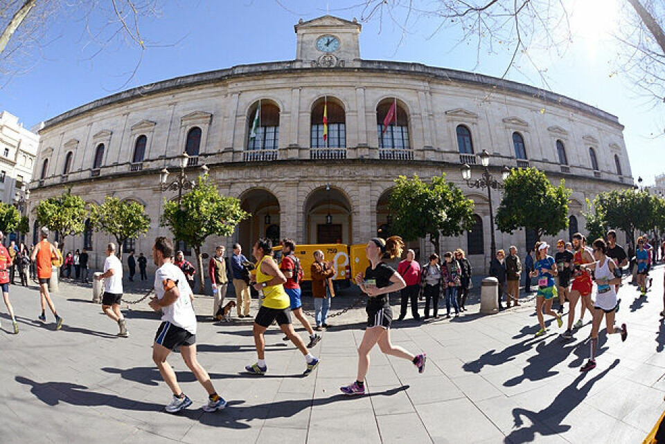 Marthe Katrine Myhre satte pers og ble nr. 3 i Sevilla Marathon Vidvinkel_plass_flott_bygning.jpg