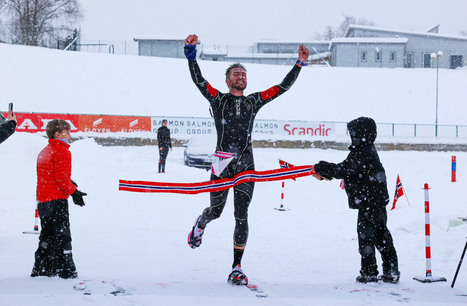 Tor-Aanen Kallekleiv kunne tidligere i vinter juble for både seier i Bergen Vintermaraton og for å ha løpt verdens raskeste maraton i våtdrakt. De to sønnene hans holdt målbåndet. (Foto: Arne Dag Myking) Tor-Aanen Kallekleiv kunne tidligere i vinter juble for både seier i Bergen Vintermaraton og for å ha løpt verdens raskeste maraton i våtdrakt. De to sønnene hans holdt målbåndet. (Foto: Arne Dag Myking)