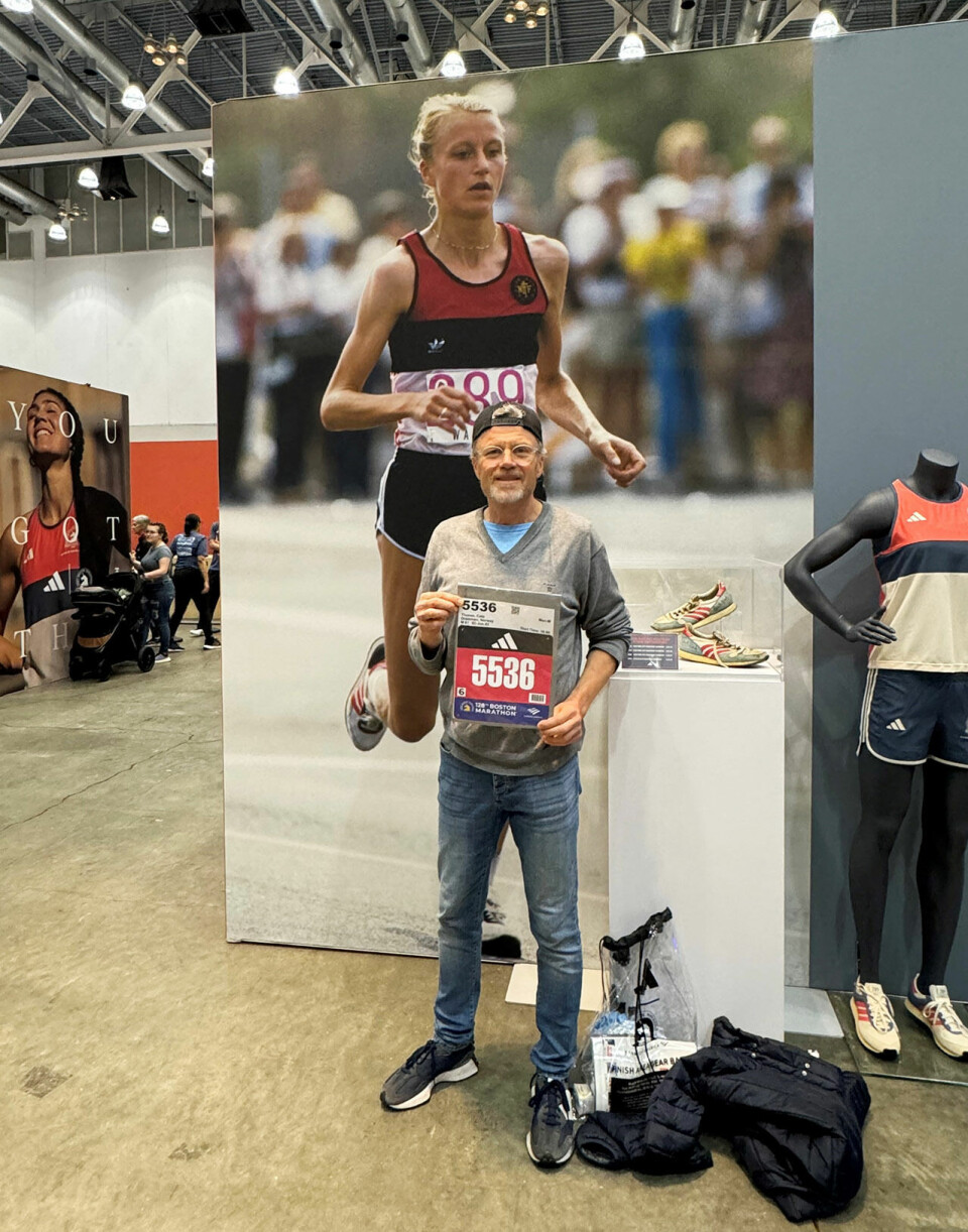 Det legendariske maratonløpet fra Hopkinton til Boston Cato-Thunes-og-Grete-Waitz-stand.jpg