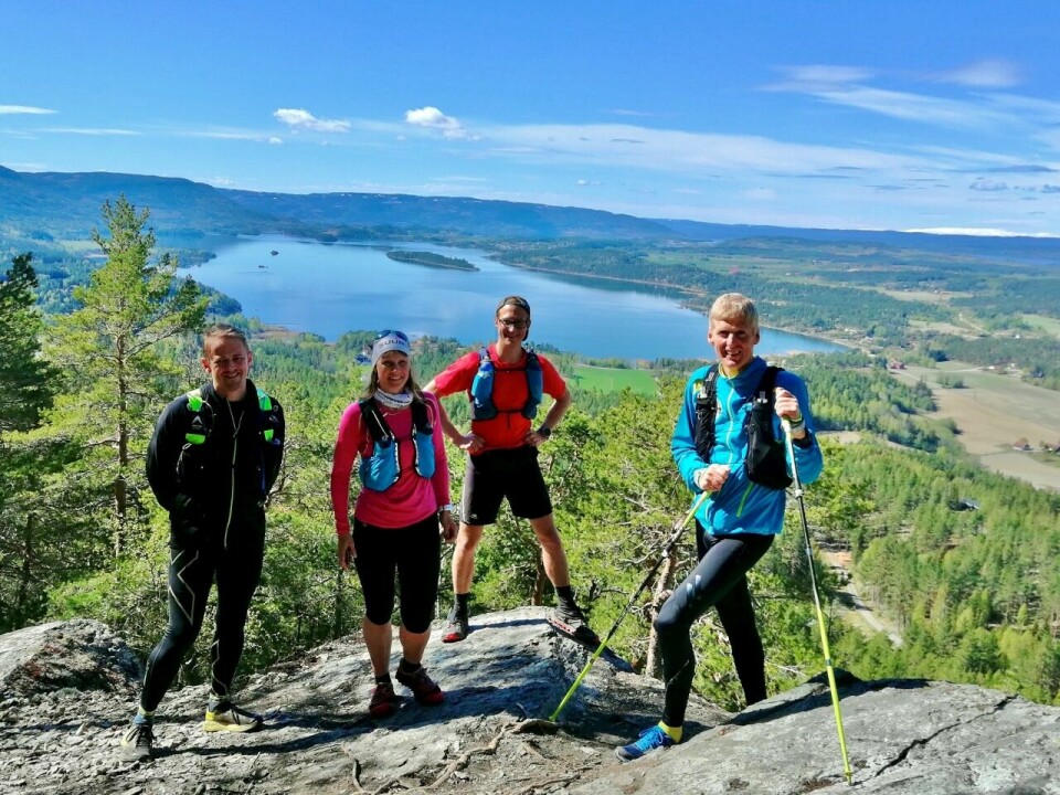 45 løpere deltok i det første Elevation Ultra. En av dem var Ole Rognstadbråten til venstre på dette bildet. Her har han følge av klubbvennene Hilde, Håvard og Terje på en del av løpet. (Foto: Katja Saggese) 45 løpere deltok i det første Elevation Ultra. En av dem var Ole Rognstadbråten til venstre på dette bildet. Her har han følge av klubbvennene Hilde, Håvard og Terje på en del av løpet. (Foto: Katja Saggese)