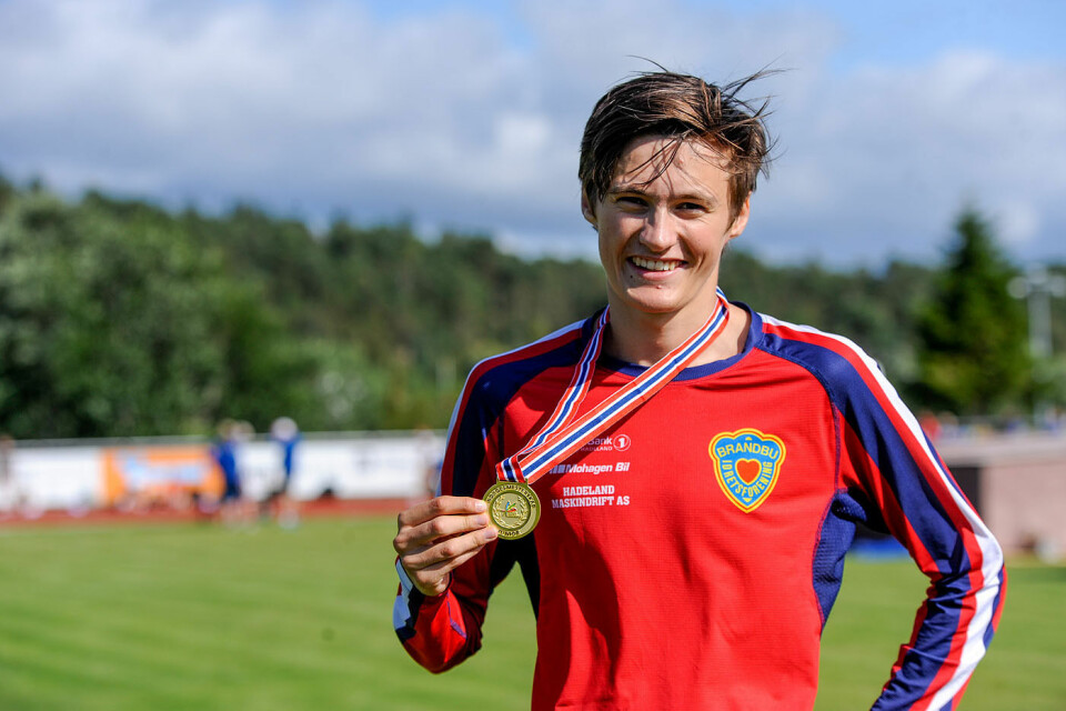 Magnus Tuv Myhre med gullmedaljen som viser han er norgesmester 1500 meter i klasse U-23. (Alle foto: Arne Dag Myking) Magnus Tuv Myhre med gullmedaljen som viser han er norgesmester 1500 meter i klasse U-23. (Alle foto: Arne Dag Myking)