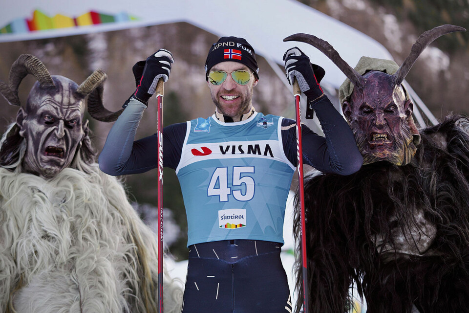 Tord Asle Gjerdalen kunne juble over seier i et Ski Classics-renn. Her sammen med rennets maskoter. (Foto: Visma Ski Classics/Magnus Östh) Tord Asle Gjerdalen kunne juble over seier i et Ski Classics-renn. Her sammen med rennets maskoter. (Foto: Visma Ski Classics/Magnus Östh)