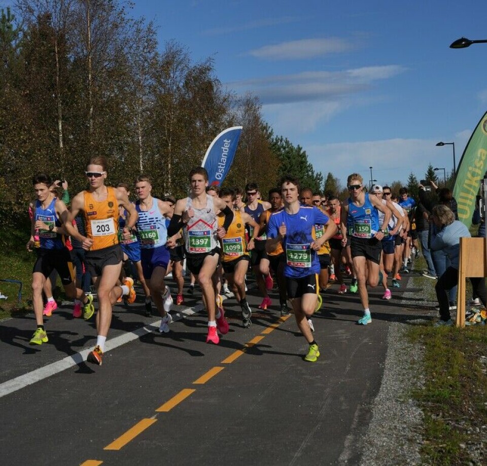 Starten på Ida Eides Minneløp med mange sterke løpere på start. I front ser vi guttene som preget toppen av resultatlistene. (Foto: Einar Børve). Starten på Ida Eides Minneløp med mange sterke løpere på start. I front ser vi guttene som preget toppen av resultatlistene. (Foto: Einar Børve).