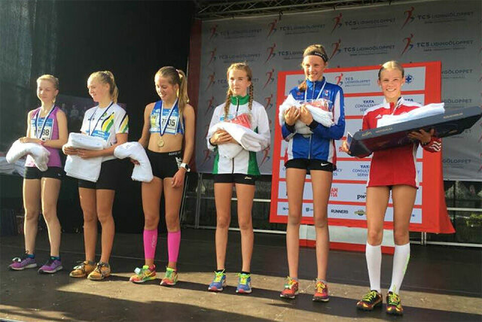 Pernille Karlsen Antonsen (til høyre) vant, og Emma Kirkeberg Mørk (nr. 2 fra høyre) ble nummer tre på 6 kilometeren i Lilla Lidingöloppet. (Foto: Jack Waitz) Pernille Karlsen Antonsen (til høyre) vant, og Emma Kirkeberg Mørk (nr. 2 fra høyre) ble nummer tre på 6 kilometeren i Lilla Lidingöloppet. (Foto: Jack Waitz)