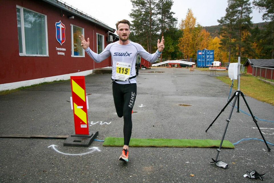 Benjamin Dokken løper i mål under Arctic Alta Halvmaraton i august 2020. (Foto: arrangøren) Benjamin Dokken løper i mål under Arctic Alta Halvmaraton i august 2020. (Foto: arrangøren)