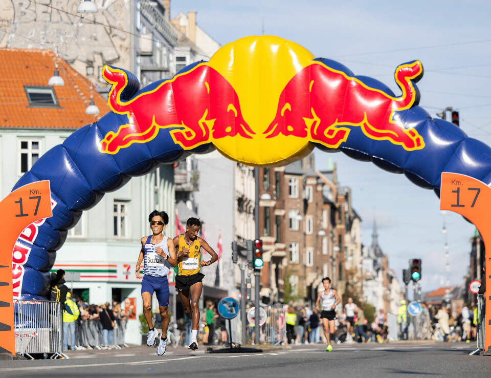 Copenhagen Half 2025: Planlegger du å delta, så er tirsdag 22. oktober en viktig dag! (UTSOLGT!!!) 17km_Senay_titter_paa_klokka_arrbilder_bearbeidet.jpg