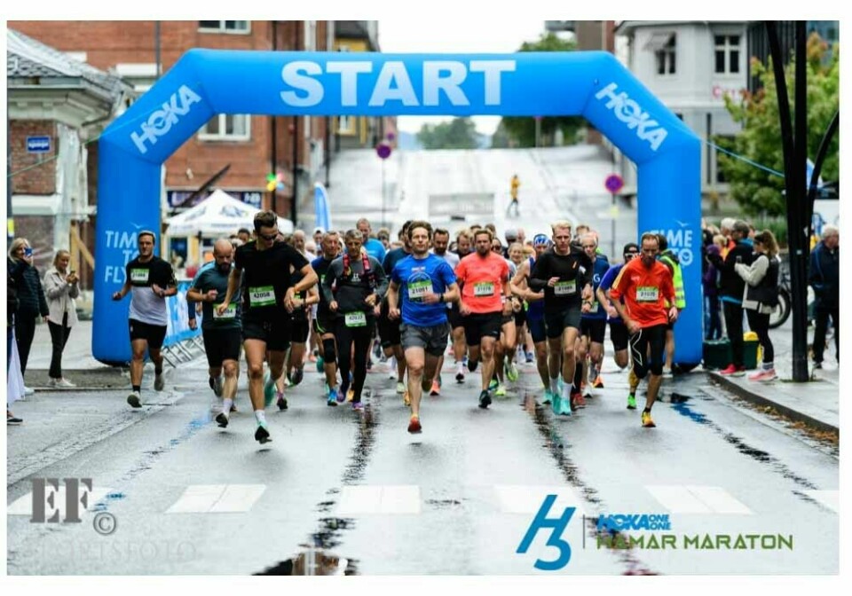 Feltet på halvmaraton med 75 løpere forlater Stortorvet. (Foto: EF Sportsfoto) Feltet på halvmaraton med 75 løpere forlater Stortorvet. (Foto: EF Sportsfoto)