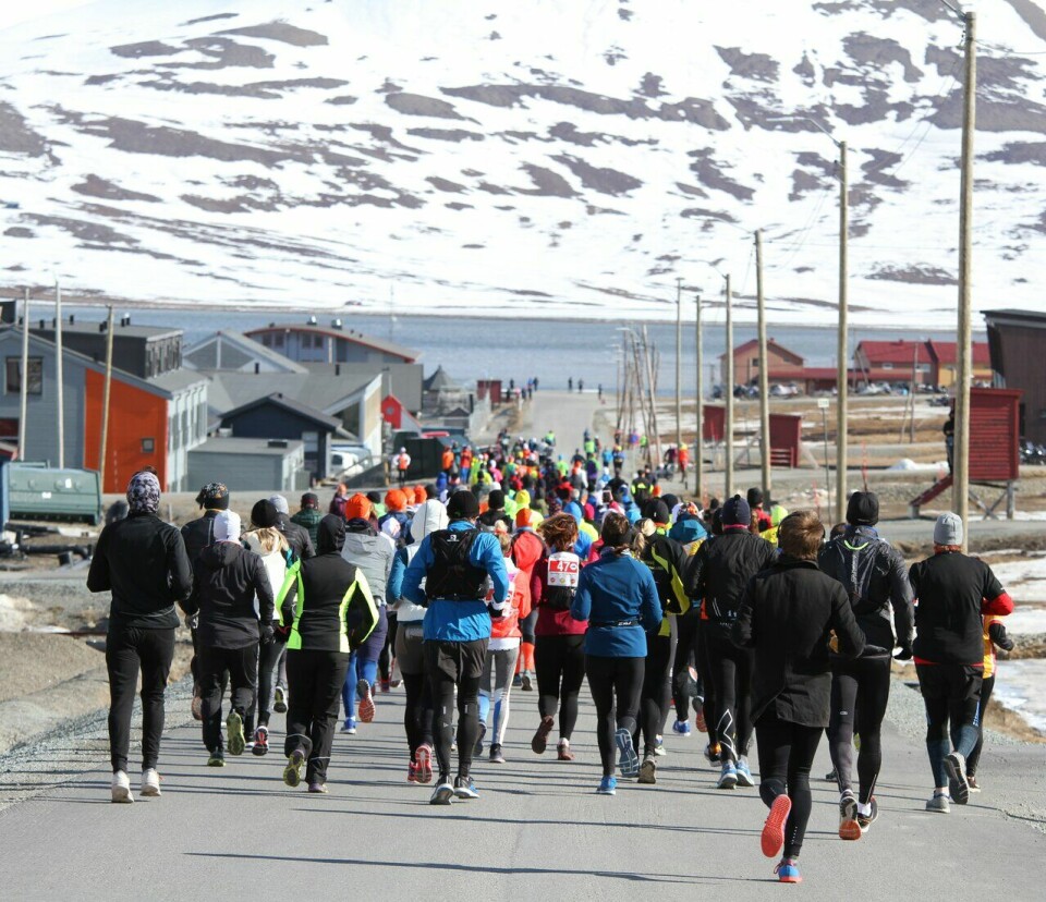 400 personer fra 30 nasjoner forventes å løpe Spitsbergen Marathon i helgen Spitsbergen Marathon