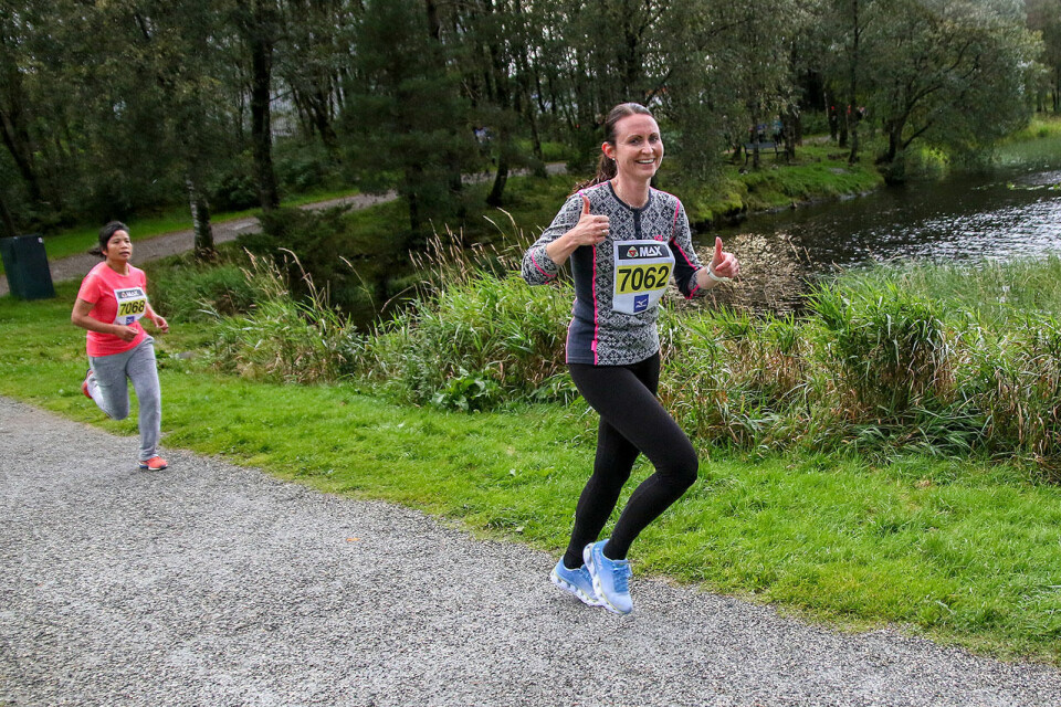 Tommel opp fra Torunn Reistad Skurtveit i løpet den 5. september, her ved Liavatnet. Tommel opp fra Torunn Reistad Skurtveit i løpet den 5. september, her ved Liavatnet.