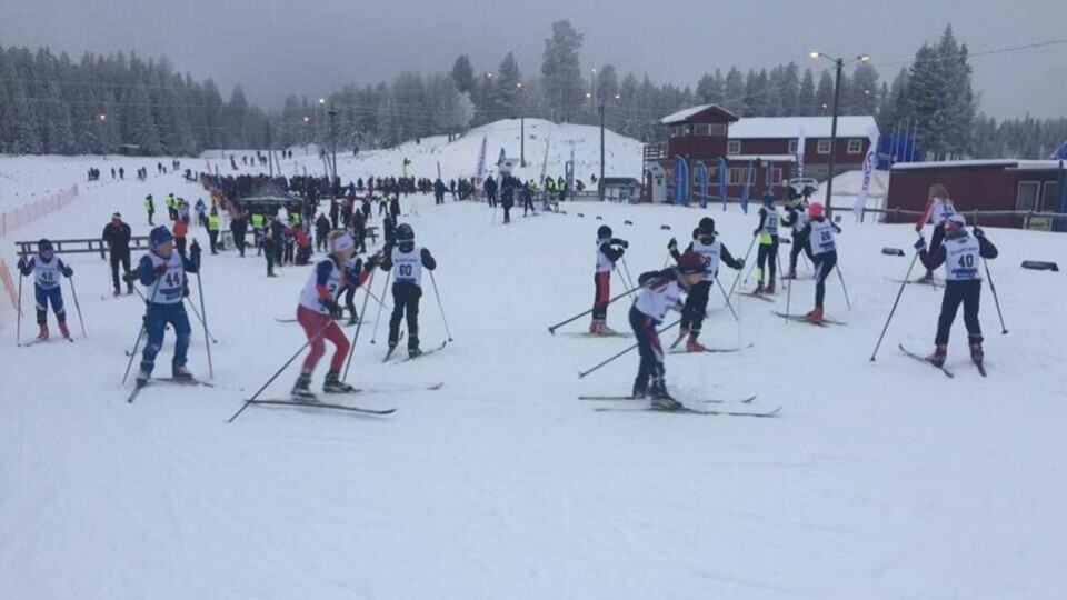 375 løpere i Tour de Hedmarken på Budor for andre dag på rad Action_paa_stadion.jpg