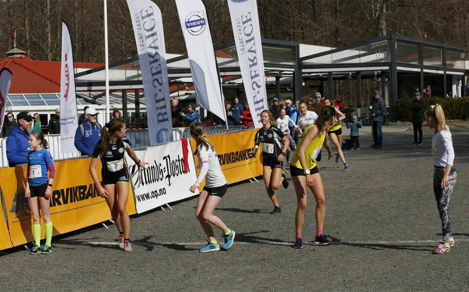 Gular- og BUL-triumf også i stafetten i NM terrengløp Stafettveksling_kvinner_foto_Runar_IL.jpg