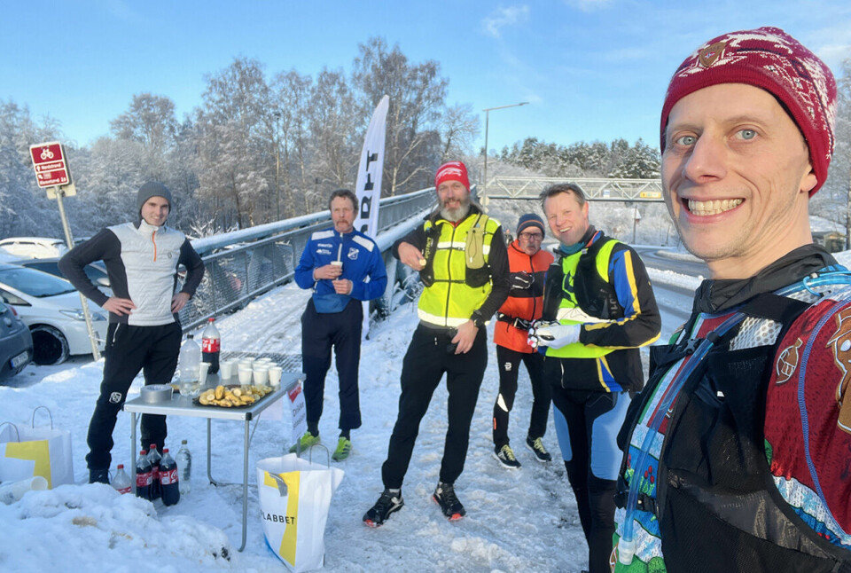 Påfyll av energi gjør seg også for maratonløpere som ikke stresser farten, som her under Löplabbets Ribbemaraton for et par år siden. (Foto: privat) Löplabbets Ribbemaraton er et sosialt og uhøytidelig løp som blir arrangert 3. juledag. Her er Anders Nordby sammen med flere av løpets deltakere. (Foto: privat)