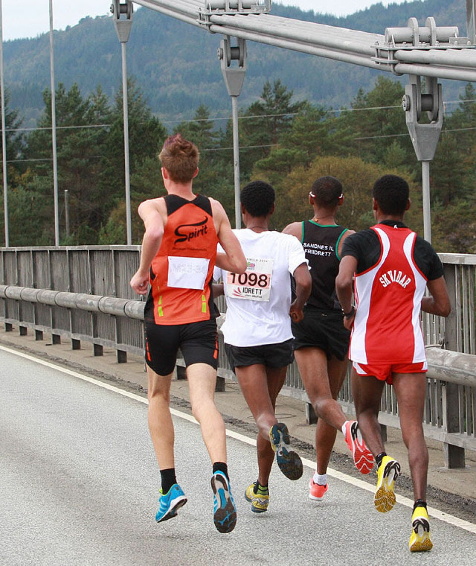Marthe K. Myhre og Ørjan Grønnevig norgesmestre i halvmaraton Teten_bakfra_bro_A20G9738.jpg