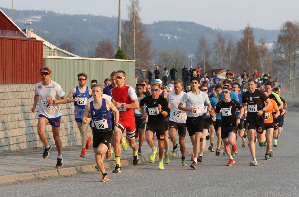 Starten har gått i Kringsjåløpet, et 2, 86 km langt gateløp med start og mål ved gamle Kringsjå skole i Lillehammer. Her ser vi fra venstre Magnus Lian Orrestad fra Stavanger (369) som ble nr. 2 i klasse M 20-29 år, Petter Soleng Skinstad fra Gjøvik FIK (421) som vant klasse M 30-39 år, Petter Johansen LIF (99) som ble nr. 2 i M 20-29 år, Sondre Ramse fra Otra IL/Team Veidekke Vest (367) som vant M 20-29 år, Elyas Tesfamichael Neggasi fra LIF (78) som ble nr. 3 i M 16.19 år, Thomas Helland fra Egersund (448) nr. 8 i klasse M 20-29 år, Mattis Sjøli fra Halmås & Omegn (372) nr. 9 i klasse Aktive 20-35 år, Ibrahim Buras LIF (90) som vant klasse M 16-19 år, Håvard Kvam fra Kolbukam/NTG nr. 7 i M 16-19 år og Gøran Tefre Team Bjellebjåls (371) som ble nr. 3 i klasse M 20-29 år. Starten har gått i Kringsjåløpet, et 2, 86 km langt gateløp med start og mål ved gamle Kringsjå skole i Lillehammer. Her ser vi fra venstre Magnus Lian Orrestad fra Stavanger (369) som ble nr. 2 i klasse M 20-29 år, Petter Soleng Skinstad fra Gjøvik FIK (421) som vant klasse M 30-39 år, Petter Johansen LIF (99) som ble nr. 2 i M 20-29 år, Sondre Ramse fra Otra IL/Team Veidekke Vest (367) som vant M 20-29 år, Elyas Tesfamichael Neggasi fra LIF (78) som ble nr. 3 i M 16.19 år, Thomas Helland fra Egersund (448) nr. 8 i klasse M 20-29 år, Mattis Sjøli fra Halmås & Omegn (372) nr. 9 i klasse Aktive 20-35 år, Ibrahim Buras LIF (90) som vant klasse M 16-19 år, Håvard Kvam fra Kolbukam/NTG nr. 7 i M 16-19 år og Gøran Tefre Team Bjellebjåls (371) som ble nr. 3 i klasse M 20-29 år.
