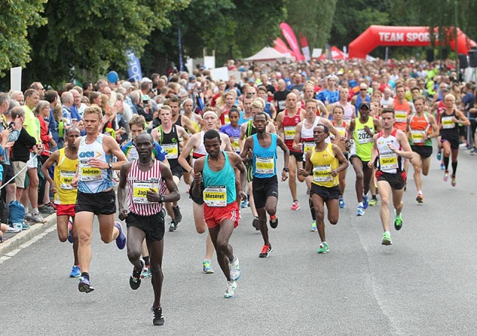 I tet: Japhet Kipkorir, som i fjor høst vant Lidingöloppet, tar teten ut fra start i det 1050 løpere store feltet som er på vei ut i den 11,6 km lange løype som snor seg opp og ned blant kanaler og sluser. (Foto: Kjell Vigestad) I tet: Japhet Kipkorir, som i fjor høst vant Lidingöloppet, tar teten ut fra start i det 1050 løpere store feltet som er på vei ut i den 11,6 km lange løype som snor seg opp og ned blant kanaler og sluser. (Foto: Kjell Vigestad)