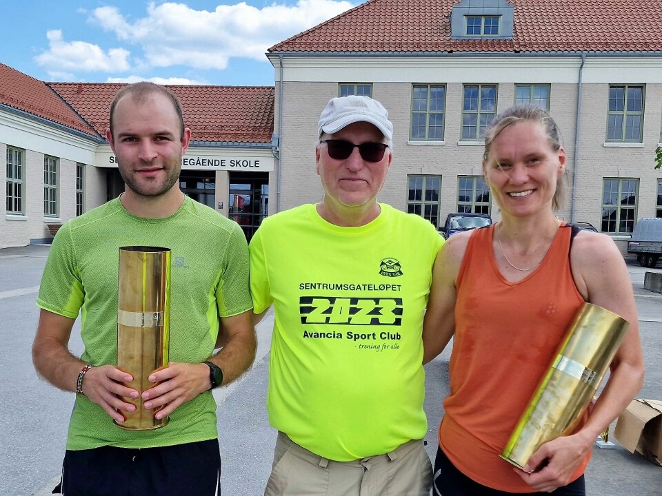 Totalvinnerne på 10 km Henrik Nilson og Sigrid Lindkjølen med pokalene overrakt av Bjørn Johansen fra arrangøren, Byen Vår. (Foto: Venkah Gjermundsen, Byen Vår Kongsvinger) Totalvinnerne på 10 km Henrik Nilson og Sigrid Lindkjølen med pokalene overrakt av Bjørn Johansen fra arrangøren, Byen Vår. (Foto: Venkah Gjermundsen, Byen Vår Kongsvinger)