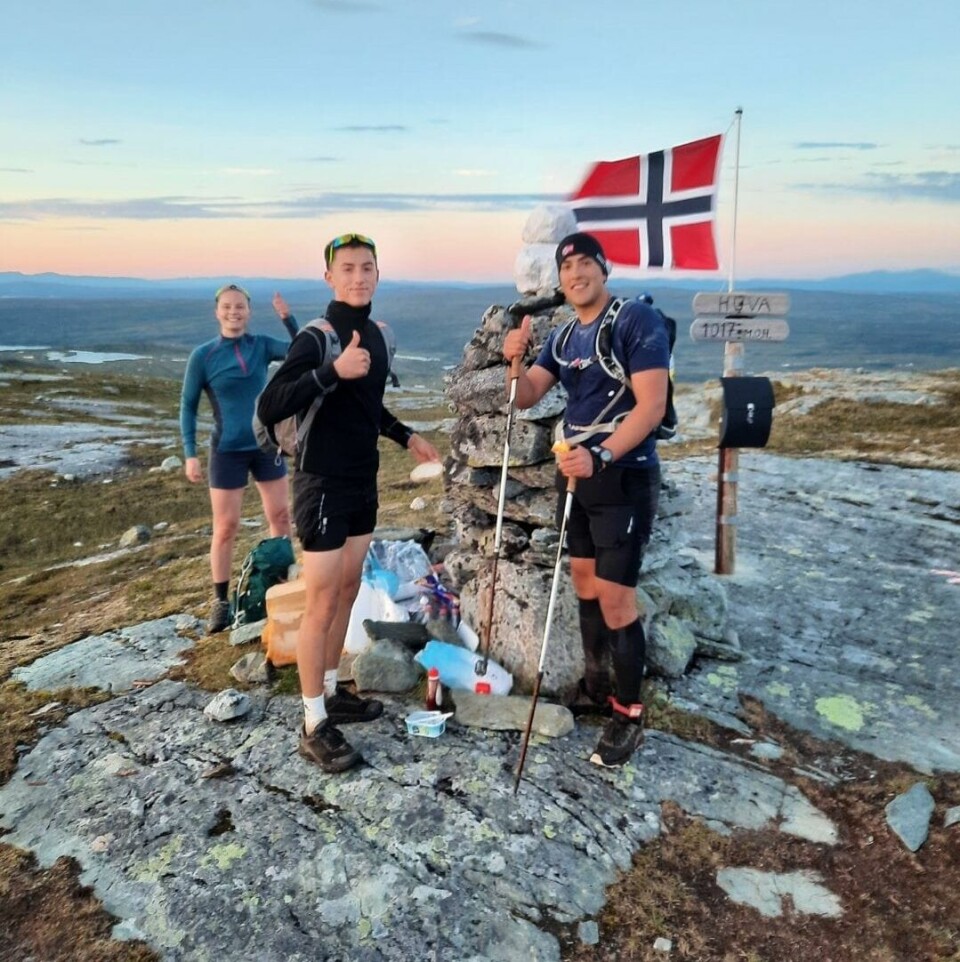 John Marius Hegseth vant Meråker Mountain Challenge for 4. gang Matos Haarsaker passerer Huva, med heiagjengen rundt seg.jpg