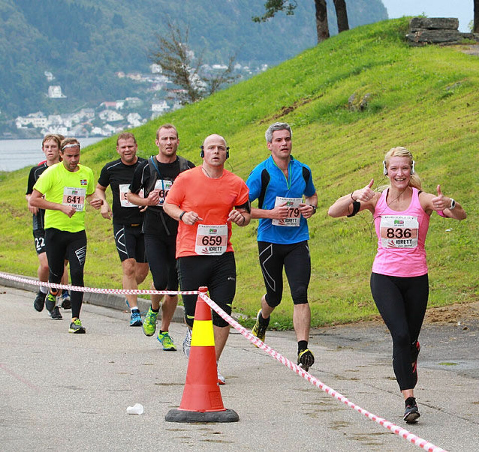 Marthe K. Myhre og Ørjan Grønnevig norgesmestre i halvmaraton Felt_etter_flytebro_blid_jente_A20G0328.jpg
