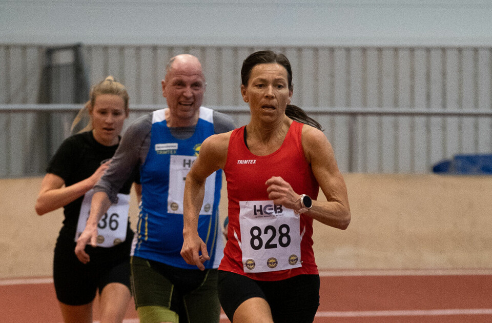 Rannei Sæther (828) satte norsk rekord i klasse 55-59 år og ble nummer to. Kathrine Hovd som her ligger bak, var til slutt 2 sekunder foran og vant løpet. (Foto: Roger Midstraum) Rannei Sæther (828) satte norsk rekord i klasse 55-59 år og ble nummer to. Kathrine Hovd som her ligger bak, var til slutt 2 sekunder foran og vant løpet. (Foto: Roger Midstraum)