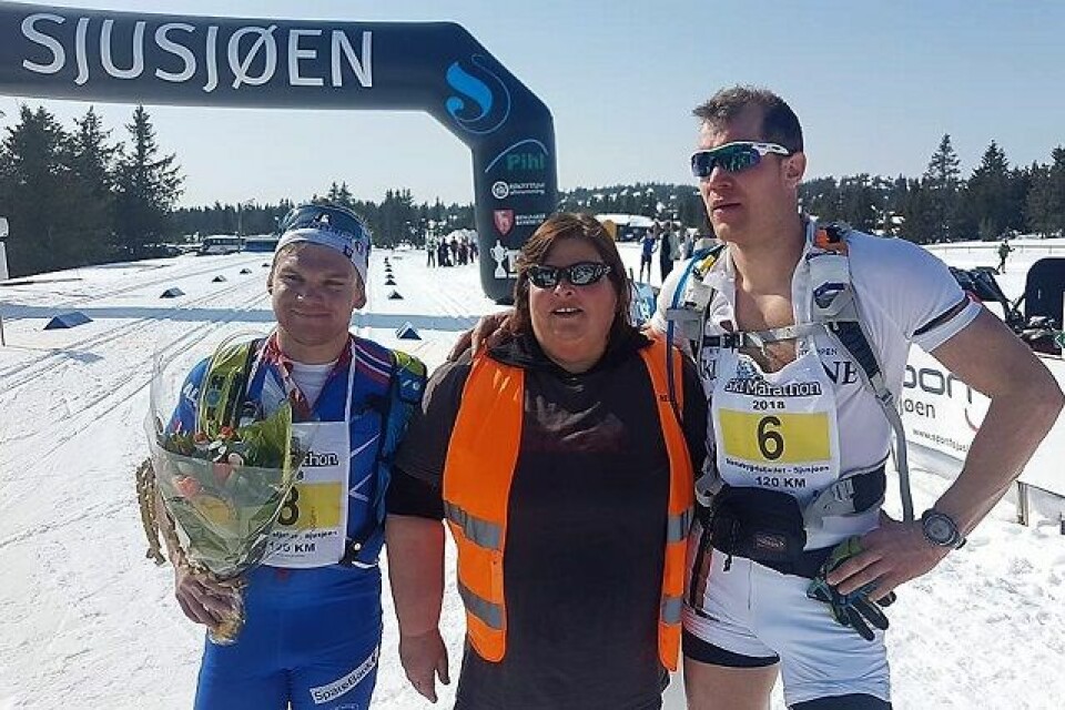 Her er det rennleder Tudi Elise Kaus som skiller de to Håvardene, Solås Taugbøl (til v.) og Hansen, etter at det var fire sekunder som skilte dem i mål etter 120 km. (Arrangørfoto) Her er det rennleder Tudi Elise Kaus som skiller de to Håvardene, Solås Taugbøl (til v.) og Hansen, etter at det var fire sekunder som skilte dem i mål etter 120 km. (Arrangørfoto)