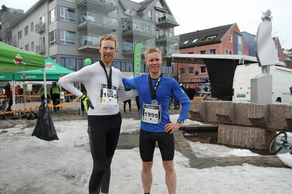 De to beste på maraton, Lars Lysbakken og Vegard Furulund, etter endt dyst i Holmestrands gater. (Foto: Geir-Morten Hansen) De to beste på maraton, Lars Lysbakken og Vegard Furulund, etter endt dyst i Holmestrands gater. (Foto: Geir-Morten Hansen)