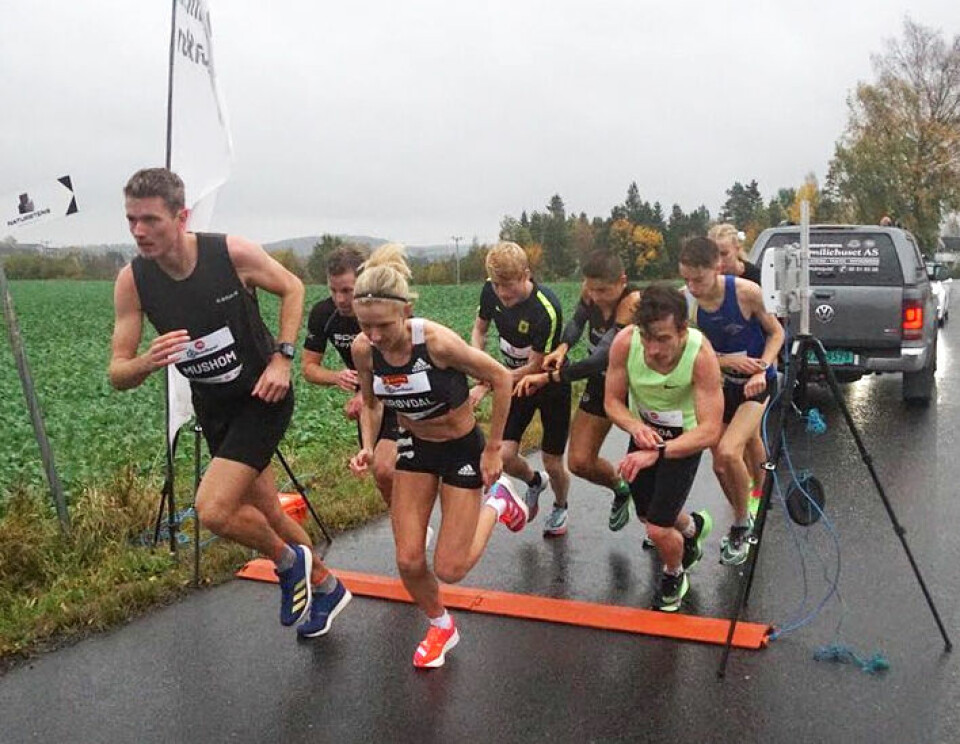Karoline Bjerkeli Grøvdal på start i Rekordløpet i Spikkestad 4. oktober der hun løp inn til norsk bestenotering på 5 km gateløp. Tiden sendte henne til topps på årets 5 km statistikk også etter omregning med veterantabellen. (Foto: Bjørn Saksberg) Karoline Bjerkeli Grøvdal på start i Rekordløpet i Spikkestad 4. oktober der hun løp inn til norsk bestenotering på 5 km gateløp. Tiden sendte henne til topps på årets 5 km statistikk også etter omregning med veterantabellen. (Foto: Bjørn Saksberg)