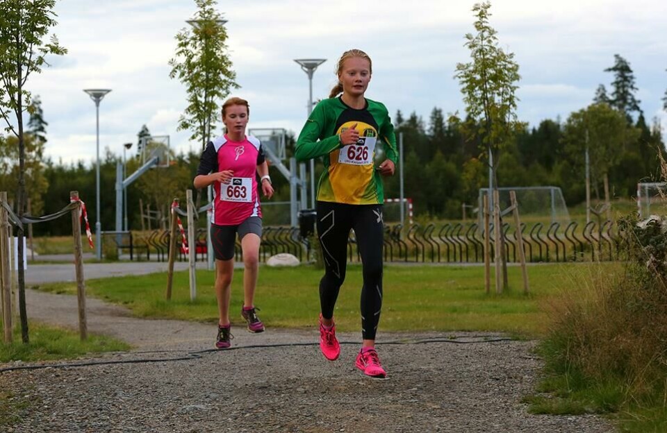 UKI-karusellens løp 4 med markering av 50-årsjubileet To_raske_Jentre.jpg