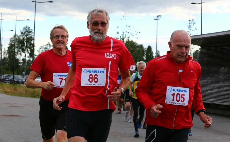UKI-karusellens løp 4 med markering av 50-årsjubileet Veteraner_mot_maal.jpg