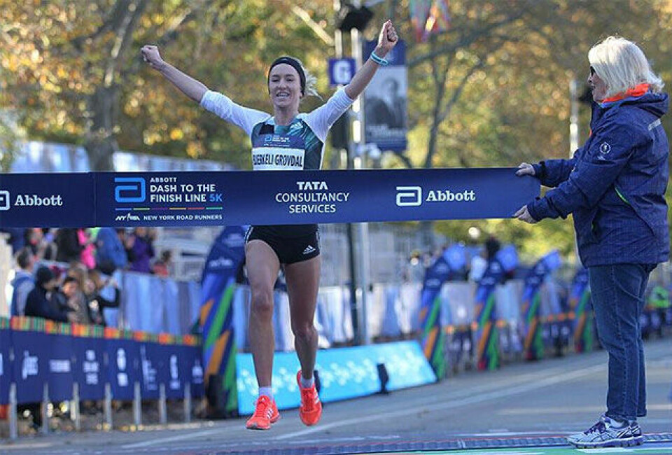 Karoline Bjerkeli Grøvdal kunne juble for en klar seier i det 5 km lange Dash to the Finishline i New York. (Foto: arrangøren) Karoline Bjerkeli Grøvdal kunne juble for en klar seier i det 5 km lange Dash to the Finishline i New York. (Foto: arrangøren)