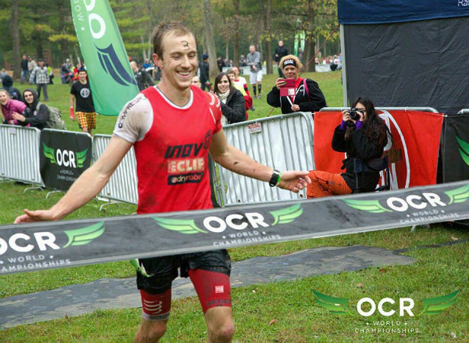 Hinderløp: Verdensmester i OCR bor i Bergen, har maratonpers på 2.33 og elsker Helteløpet Albon_krysser_maalstreken_som_foerste_verdensmester_640_FOTO_OCR_WC