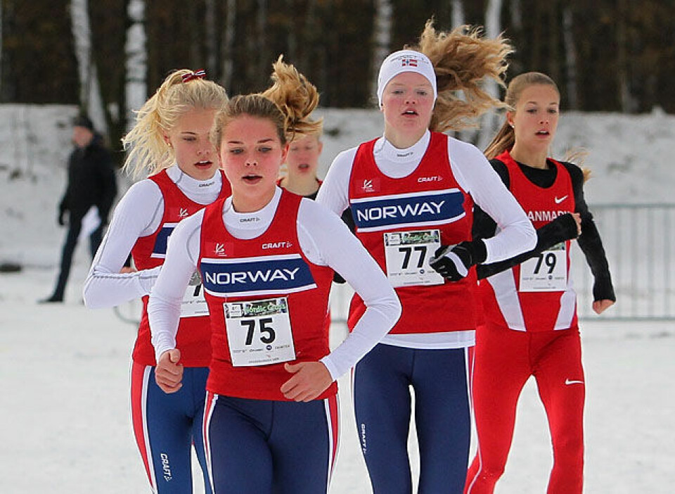 Nordisk: Trippeltriumf for de norske juniorjentene i terrenget Junior_damer_ingress_nesten_en_runde_A20G0454