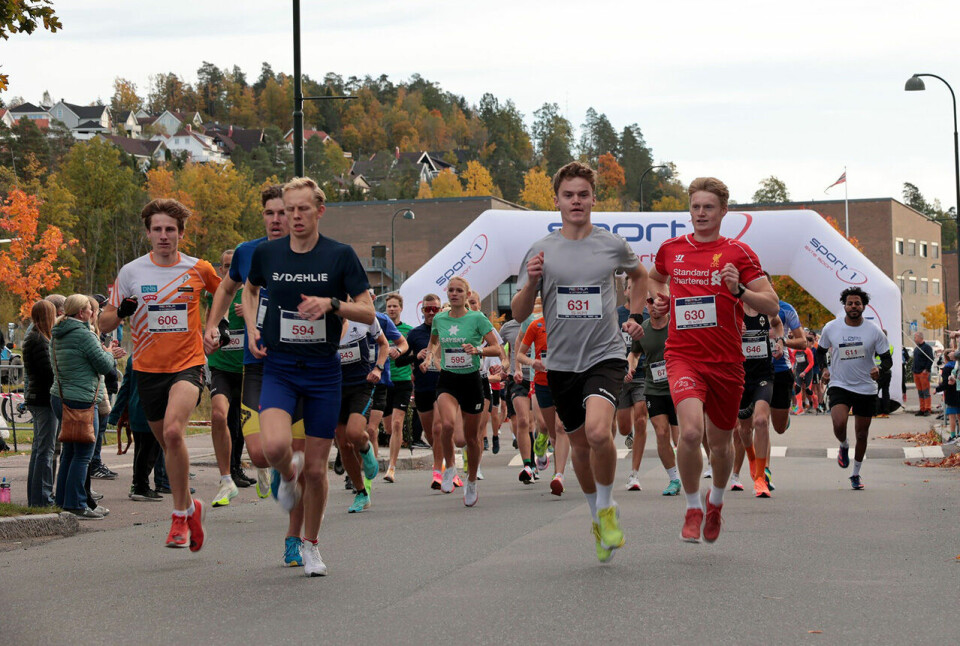 Starten i årets utgave av Re-mila. Johannes Teigland (594) vant 5 km, mens Markus Grytnes (606) kom på 2. plass. Bak, midt i bildet, skimter vi Ine Bakken (594) som vant kvinneklassen og kun hadde de to beste herrene foran seg i mål. (Foto: Arvid Klokk) Starten i årets utgave av Re-mila. Johannes Teigland (594) vant 5 km, mens Markus Grytnes (606) kom på 2. plass. Bak, midt i bildet, skimter vi Ine Bakken (594) som vant kvinneklassen og kun hadde de to beste herrene foran seg i mål. (Foto: Arvid Klokk)