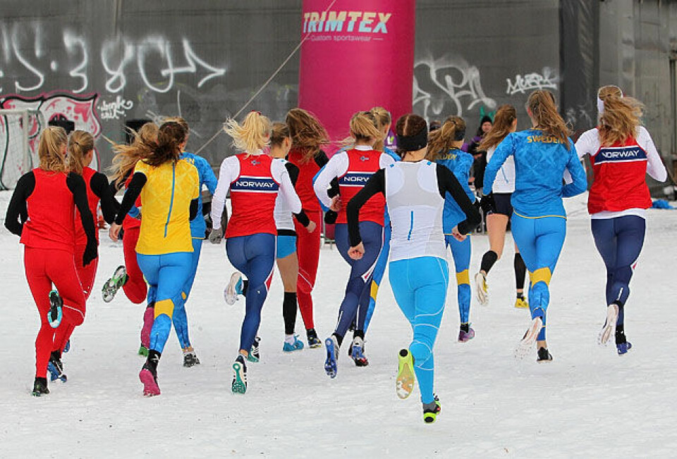 Nordisk: Trippeltriumf for de norske juniorjentene i terrenget Junor_damer_startfeltet_bakfra_mens_andre_ennaa_var_med_A20G0407.jpg