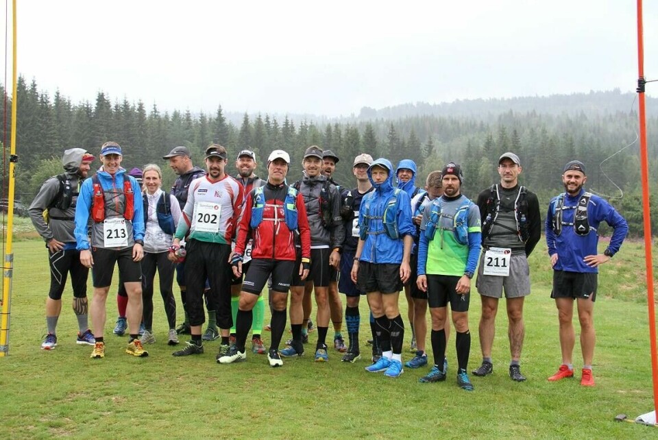 Starten på den lengste løypa, 43 km. Som vi ser av antrekkene var det en våt dag. (Arrangørfoto) Starten på den lengste løypa, 43 km. Som vi ser av antrekkene var det en våt dag. (Arrangørfoto)