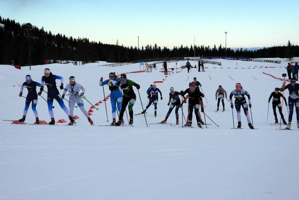 Starten har gått for de 13 lagene i damestafetten. (Foto: Stein Arne Negård) Starten har gått for de 13 lagene i damestafetten. (Foto: Stein Arne Negård)