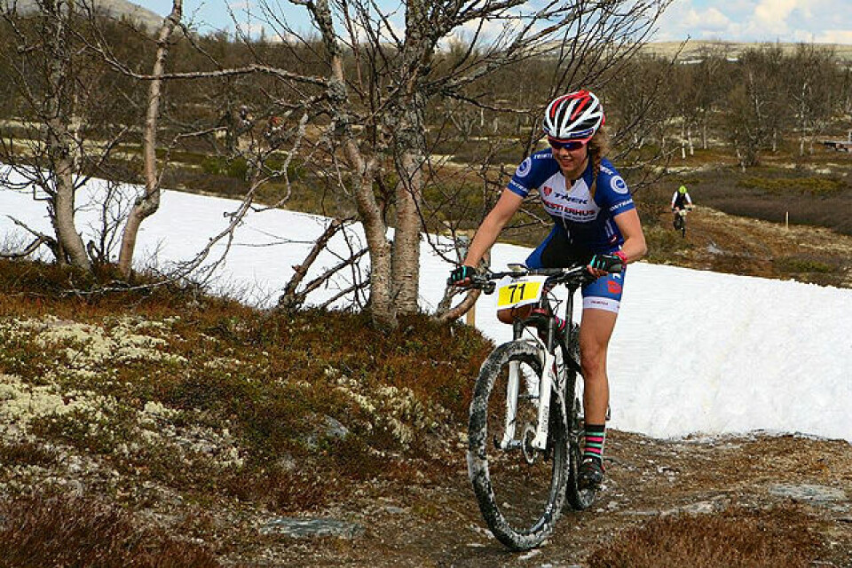 Berit Gjelten forserer en snøfonn på 3. etappe mellom Tynset og Koppang i fjor. (Foto: Norsk Folkehjelp Redningtjeneste N-Ø) Berit Gjelten forserer en snøfonn på 3. etappe mellom Tynset og Koppang i fjor. (Foto: Norsk Folkehjelp Redningtjeneste N-Ø)