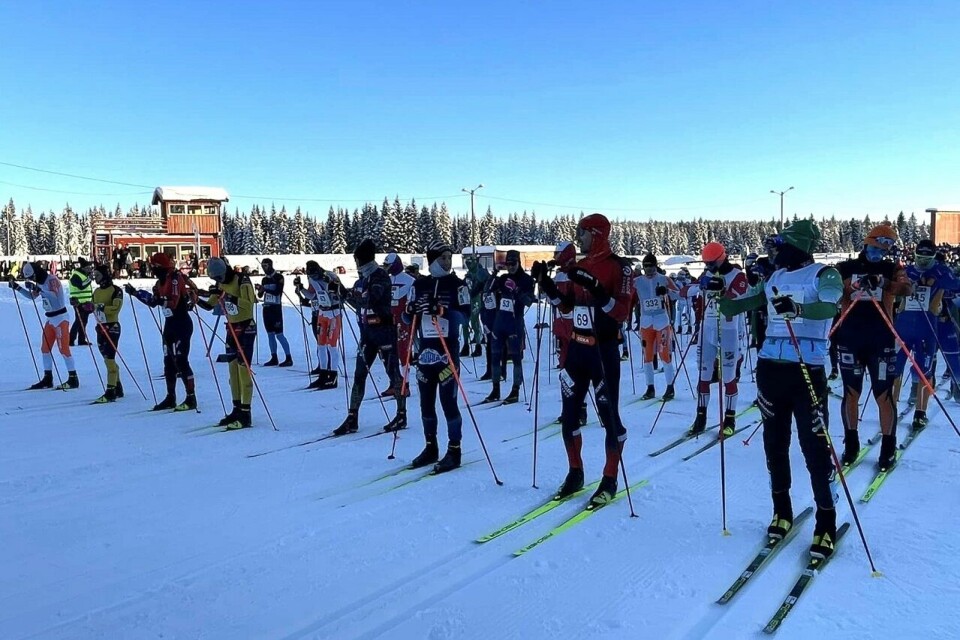 340 forberedte løpere stod klare i fellesstarten på helmaraton-distansen på Budor Skistadion lørdag. (Foto: Martin Skramstad) 350 forberedte løpere stod klare i fellesstarten på helmaraton-distansen på Budor Skistadion lørdag. (Foto: Martin Skramstad)