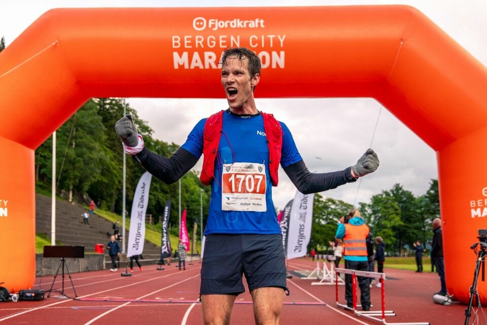 Espen Roll Karlsen kunne slippe jubelen løs på Skansemyra etter å ha avgjort løpet i gjørma nedover. (Foto: Miguel Sarmanto) Espen Roll Karlsen kunne slippe jubelen løs på Skansemyra etter å ha avgjort løpet i gjørma nedover. (Foto: Miguel Sarmanto)