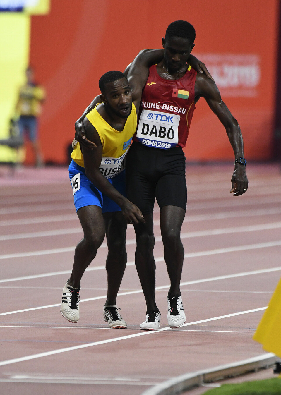 Dramatisk da tre blad Ingebrigtsen ble klare for 5000 m-finalen 5000-heat1-kollaps1_50D7635.jpg