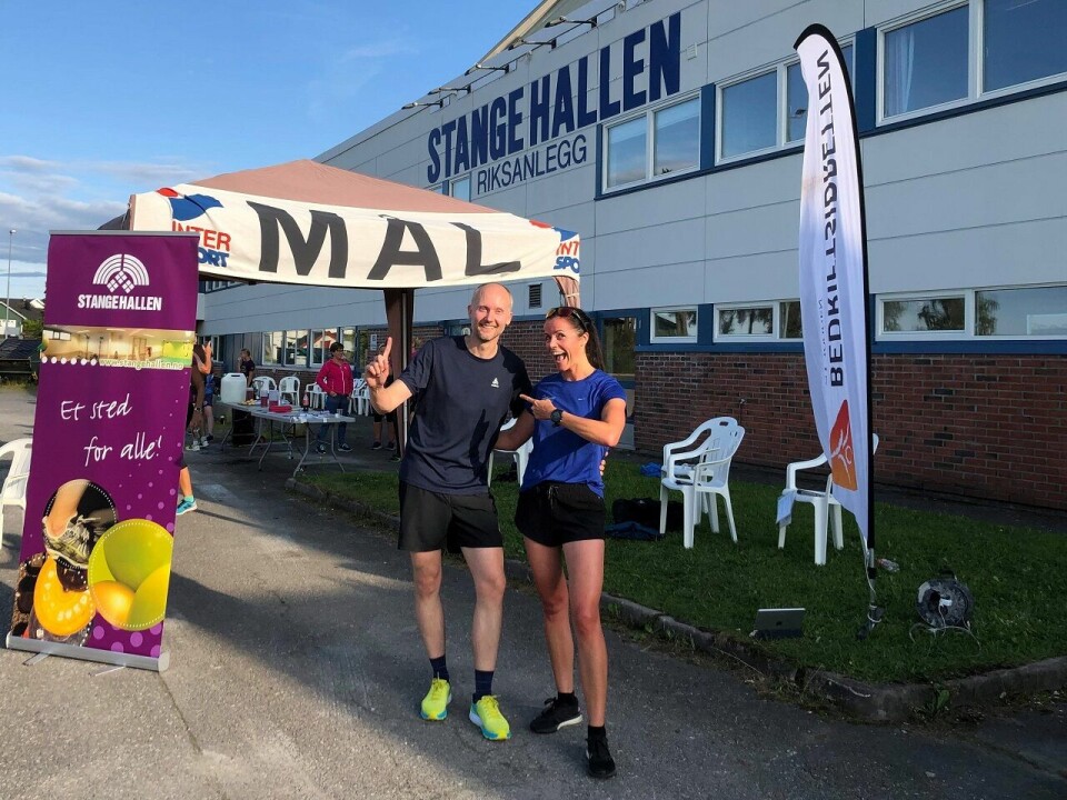 De glade vinnerne, Kjetil Ørbekk og Marit Aamdal, etter årets 14. løp i karusellen på Hedmarken. (Foto: Stangehallen BIL) De glade vinnerne, Kjetil Ørbekk og Marit Aamdal, etter årets 14. løp i karusellen på Hedmarken. (Foto: Stangehallen BIL)