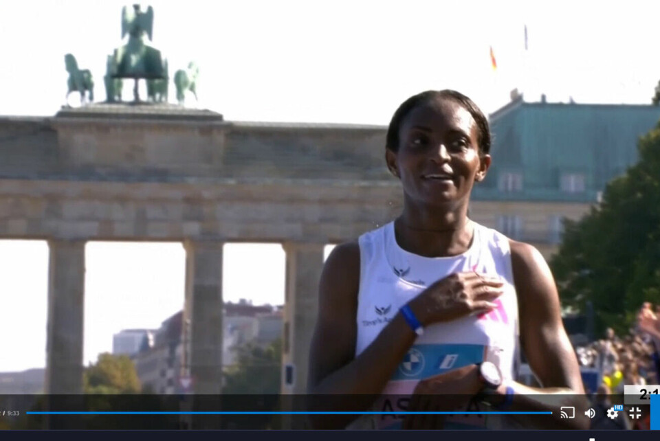 I sin tredje maraton løp Tigist Assefa inn til en fantastisk ny verdensrekord på distansen. (Foto: skjermprint fra streaming Olympic Channel) Tigist Assefa