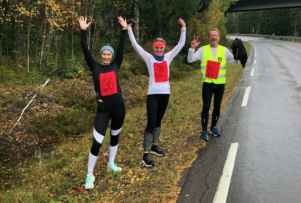 Det hjelper å gi F v. Katinka Yri, Lise Wirstad Dynna og Åge Lindahl under Kondisløpets 10 km september 2020 gjennomført av Kondistreninga Harestua