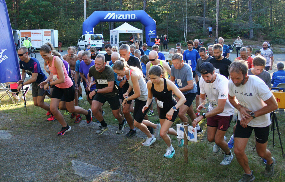 Løperne som deltok i fellesstarten for kortløypa på 3,9 km, starta klokkene sine og la av gårde. (Foto: Sverre Larsen) Løperne som deltok i fellesstarten for kortløypa på 3,9 km, starta klokkene sine og la av gårde. (Foto: Sverre Larsen)