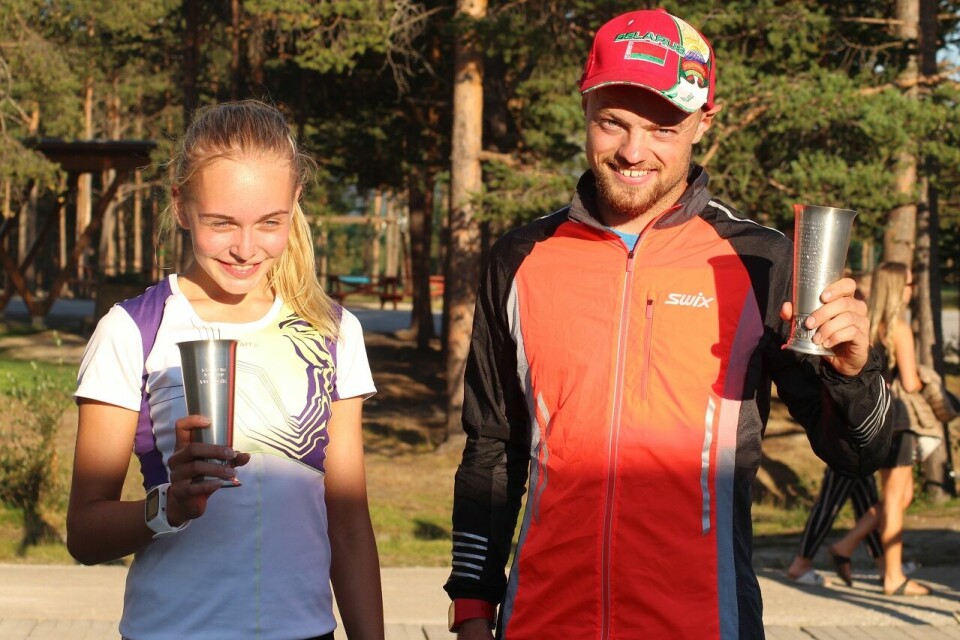 Nora Brandsnes Pedersen og Øystein Ulekleiv med vandrepokalene etter årets minneløp i Folldal. (Foto: Åshild Sveen Gussgard) Nora Brandsnes Pedersen og Øystein Ulekleiv med vandrepokalene etter årets minneløp i Folldal. (Foto: Åshild Sveen Gussgard)