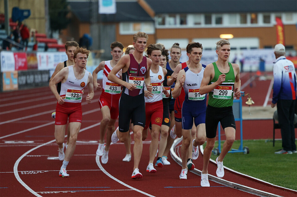 Dette bildet fra heat 2 er ganske representativt for hvor tette og jevne de to forsøksheatene på 1500 meteren var. (Foto: Samuel Hafsahl) Dette bildet fra heat 2 er ganske representativt for hvor tette og jevne de to forsøksheatene på 1500 meteren var. (Foto: Samuel Hafsahl)