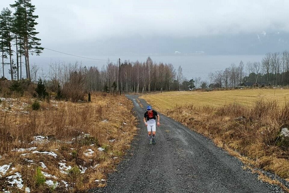 Vinner Paul Raistrick i kulturlandskapet langs Mjøsa. (Foto fra Bérghem Ultraløperklubbs facebookside) Vinner Paul Raistrick i kulturlandskapet langs Mjøsa. (Foto fra Bérghem Ultraløperklubbs facebookside)