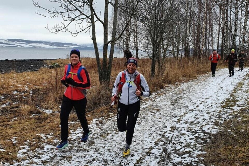 God vårstemning i Bèrghem vintermaraton langs Mjøsa Helene Berger og Lena Rodvang.jpg