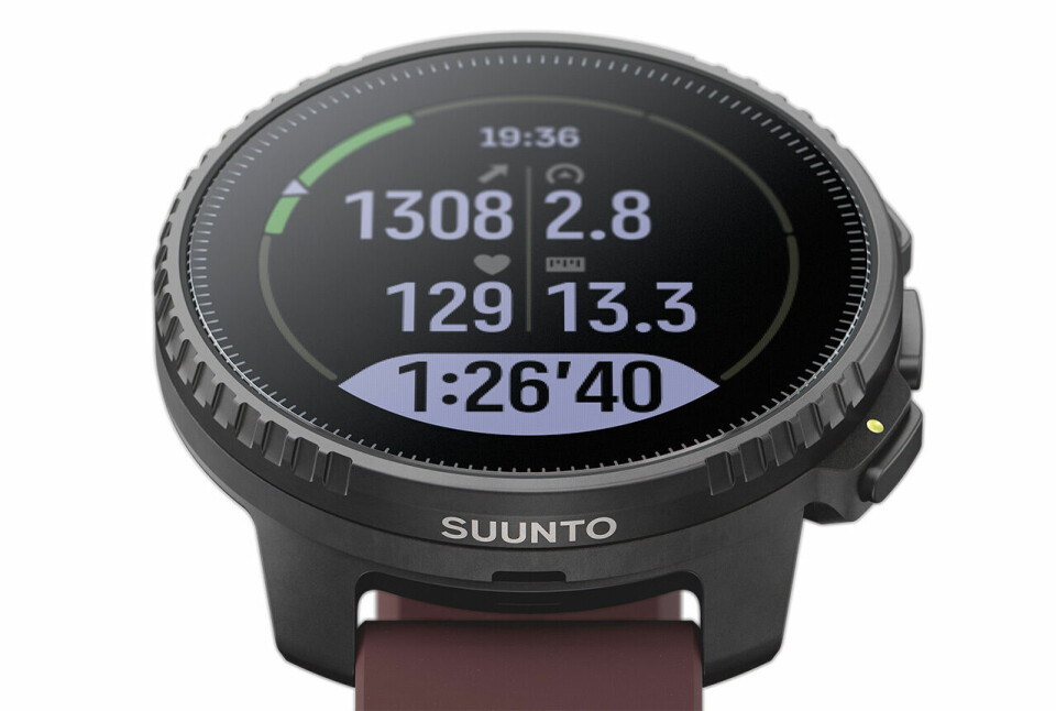 Ny Suunto Vertical adventure-klokke lades i sollys SuuntoVertical_BlackRuby-front_tilt-exercise-skitouring-mountain.jpg