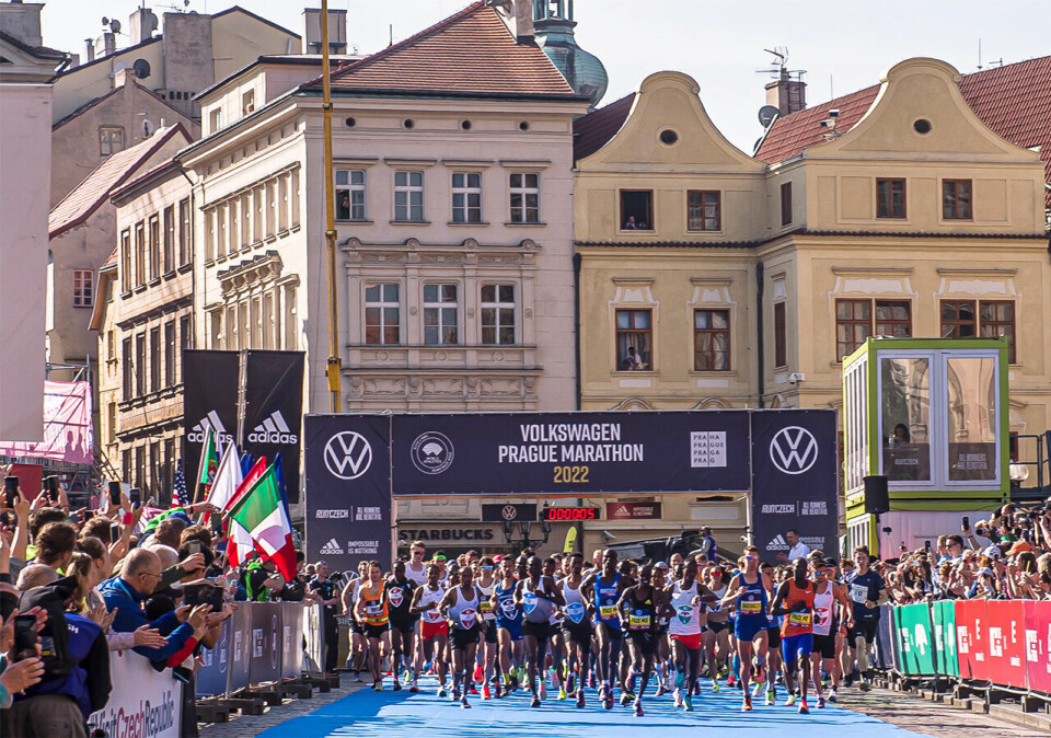 Et entusiastisk publikum heier løperne ut på den 42,2 km lange runden. (Foto: RunCzech) Et entusiastisk publikum heier løperne ut på den 42,2 km lange runden. (Foto: RunCzech)